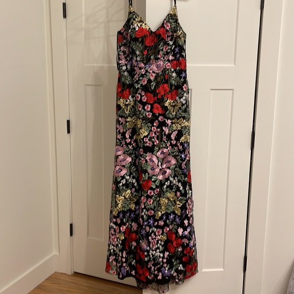 Floral Embroidered Gown
MAC DUGGAL - Picture 4 of 6